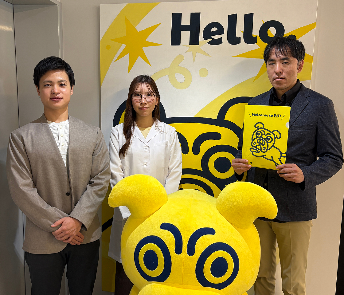 PITのデータ分析基盤構築プロジェクトに関わった株式会社ラストデータの担当者がマスコットと並んで撮影した写真